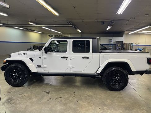 Used 2022 Jeep Gladiator Sport AWD/4WD image 4