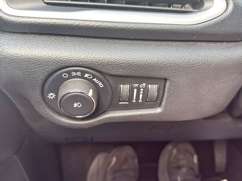 Used 2025 Chrysler Pacifica Select FWD image 29