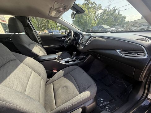 Used 2017 Chevrolet Malibu LT FWD image 8