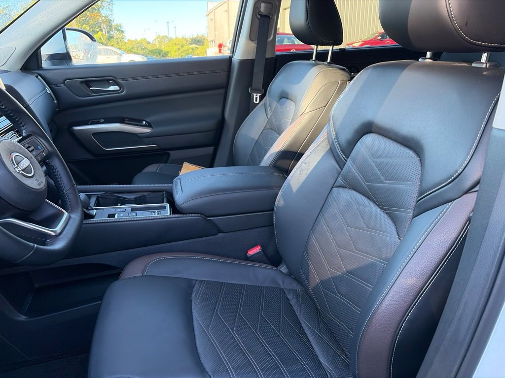 Certified 2025 Nissan Pathfinder Platinum w/ Cargo Package FWD image 11