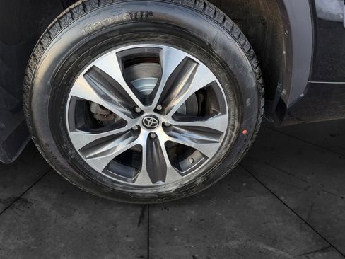 Used 2021 Toyota Highlander XLE image 36