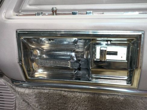 Used 1988 Lincoln Town Car Signature RWD image 38
