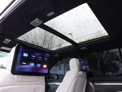 Used 2025 Cadillac Escalade V w/ LPO, ONYX Package image 8