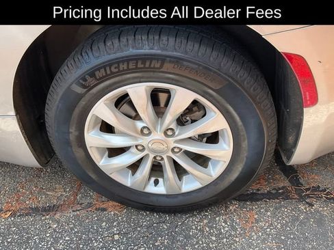 Used 2017 Chrysler Pacifica Touring-L FWD image 11