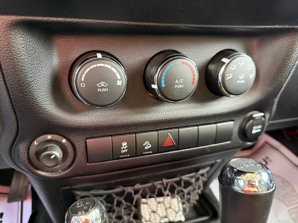 Used 2015 Jeep Wrangler Unlimited Sport w/ Quick Order Package 24S AWD/4WD image 27