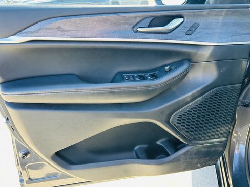 Used 2023 Jeep Grand Cherokee L Limited w/ Black Appearance Package image 14