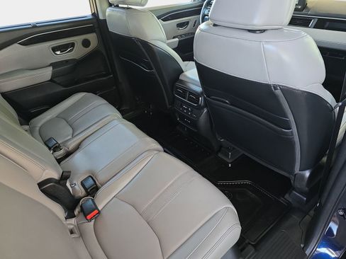Certified 2025 Honda Pilot Touring image 11