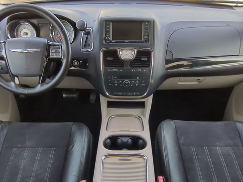 Used 2014 Chrysler Town & Country Touring-L image 17
