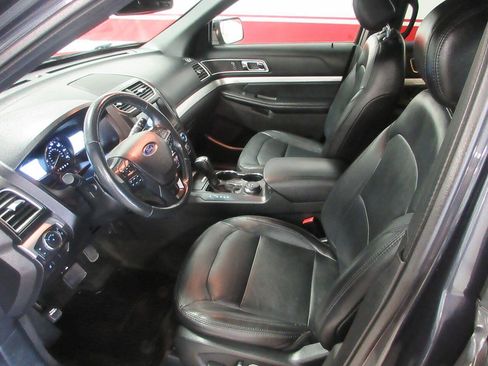 Used 2017 Ford Explorer XLT w/ Equipment Group 202A AWD/4WD image 7