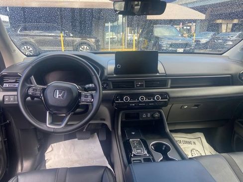Used 2023 Honda Pilot Touring image 9