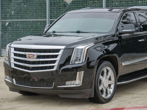 Used 2017 Cadillac Escalade ESV Luxury AWD/4WD image 8