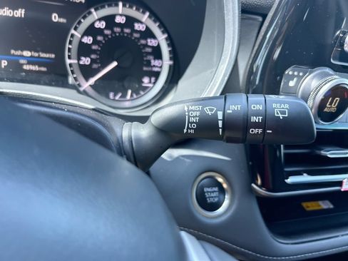 Used 2024 Toyota Highlander XLE FWD image 19