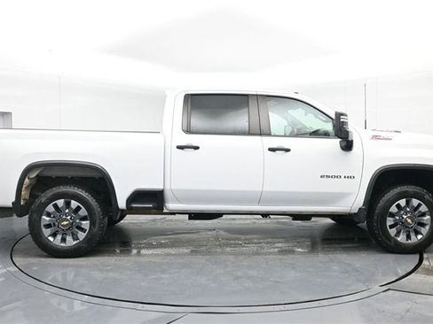 Used 2024 Chevrolet Silverado 2500 Custom w/ Custom Value Package image 10