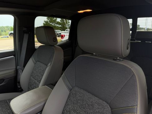 Used 2024 Chevrolet Colorado ZR2 w/ Technology Package AWD/4WD image 13