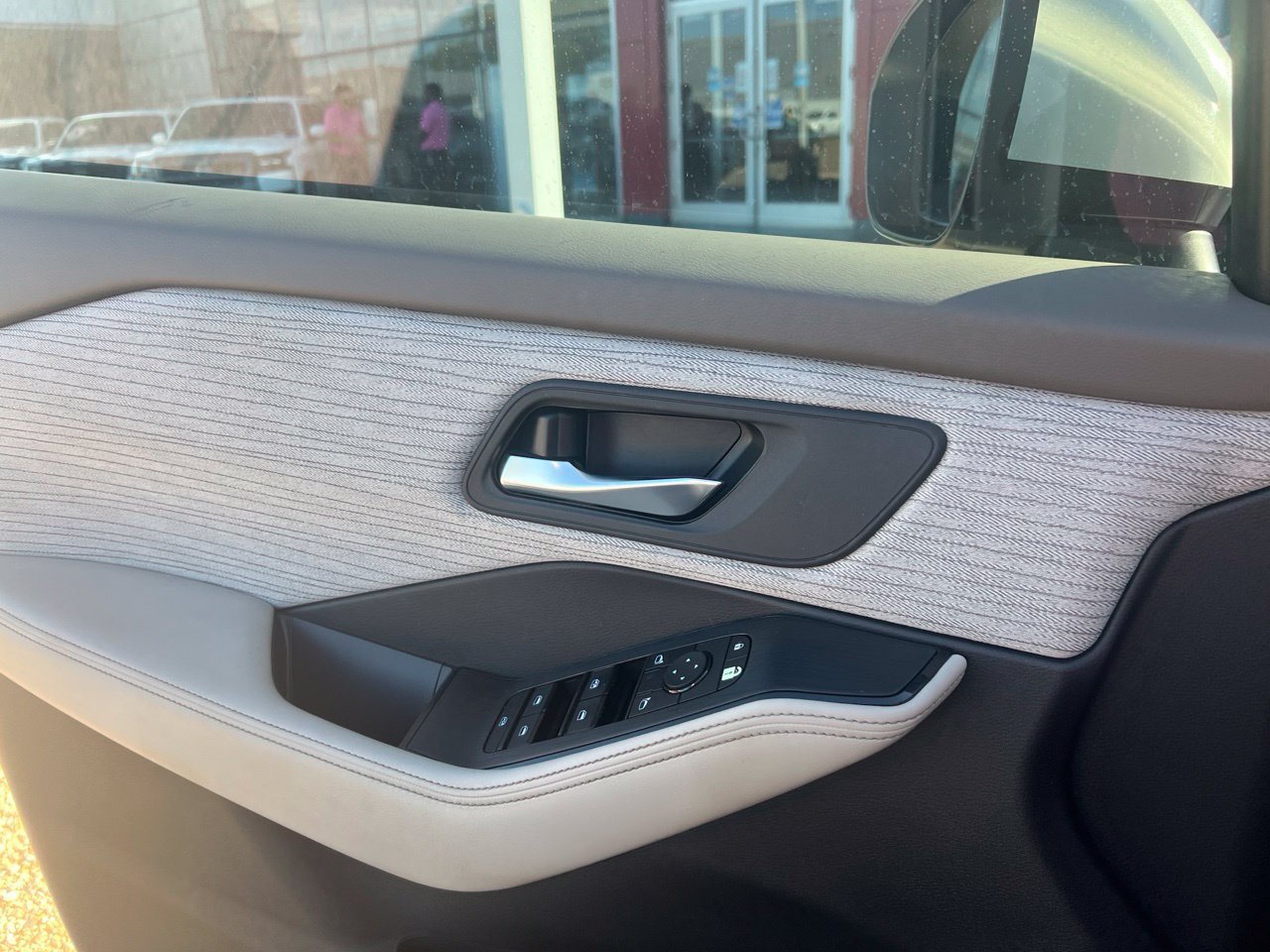 Used 2023 Nissan Rogue SV FWD image 7