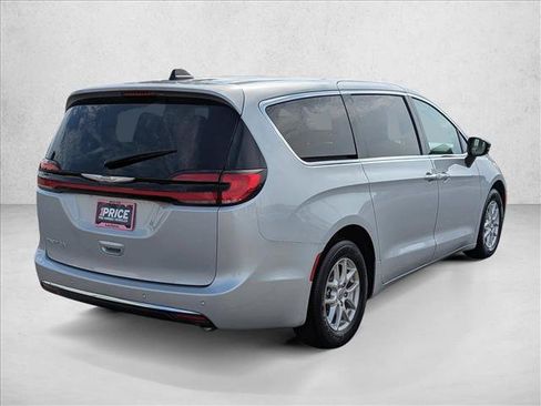 Used 2024 Chrysler Pacifica Touring-L FWD image 5