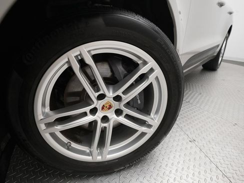 Certified 2023 Porsche Macan AWD/4WD image 32