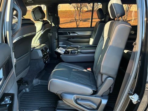 Used 2023 Jeep Grand Wagoneer Series III image 24