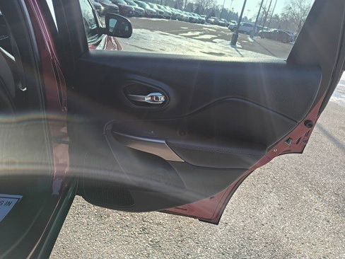 Used 2019 Jeep Cherokee Limited image 15