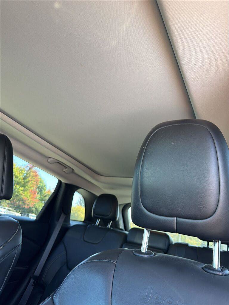 Used 2018 Jeep Cherokee Limited AWD/4WD image 8