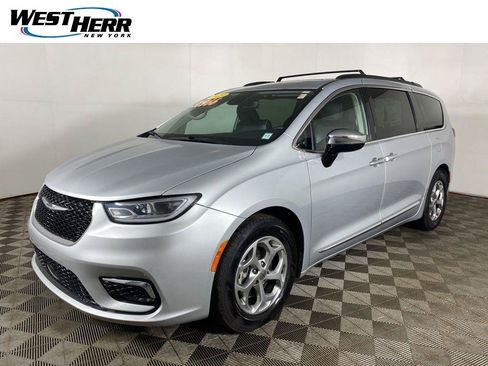 Used 2023 Chrysler Pacifica Limited FWD image 25
