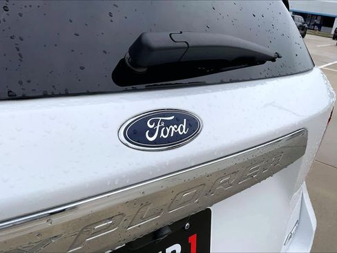 Used 2021 Ford Explorer Limited w/ Equipment Group 301A AWD/4WD image 31