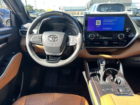 Used 2023 Toyota Highlander Platinum image 15