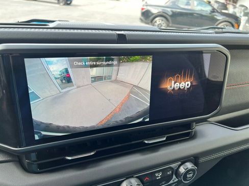 Used 2025 Jeep Wrangler Unlimited Rubicon image 31