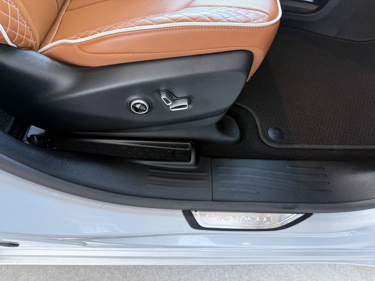 Used 2024 Chrysler Pacifica Pinnacle FWD image 33