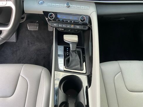 Used 2025 Hyundai Elantra Limited image 17