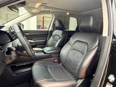 Used 2025 Nissan Pathfinder Platinum FWD image 10