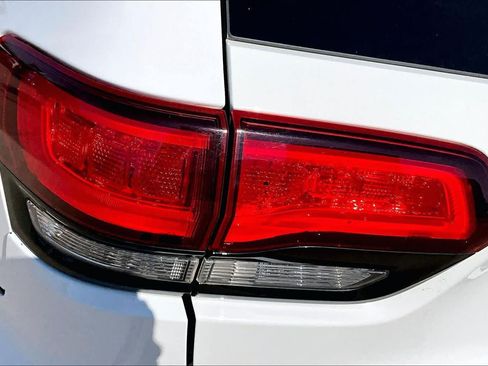 Used 2019 Jeep Grand Cherokee Altitude RWD image 22
