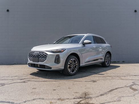 Used 2025 Audi Q5 Premium w/ Convenience Package AWD/4WD image 1