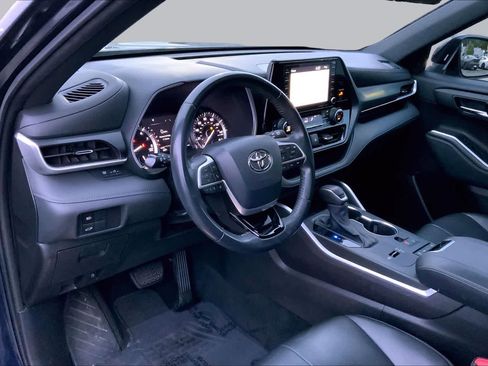 Used 2022 Toyota Highlander XSE FWD image 17
