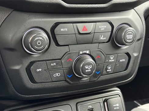 Used 2022 Jeep Renegade Latitude w/ Convenience Group image 24