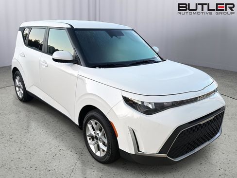 Used 2025 Kia Soul LX w/ LX Technology Package FWD image 4