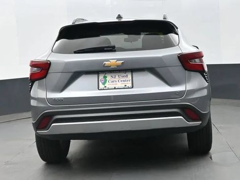 Used 2025 Chevrolet Trax LT FWD image 8