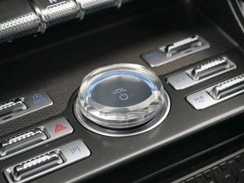 Used 2025 Lincoln Nautilus Premier AWD/4WD image 19