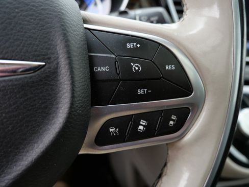 Used 2021 Chrysler Pacifica Limited w/ Uconnect Theater Family Group FWD image 29
