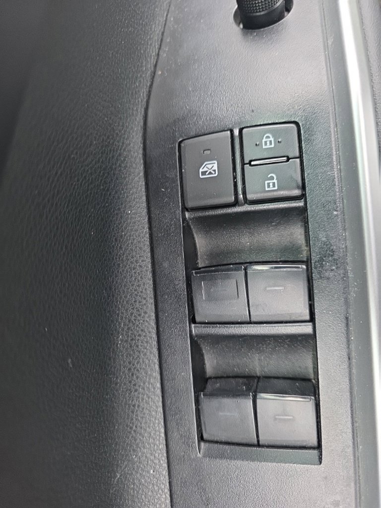 Used 2023 Toyota Highlander XLE AWD/4WD image 16