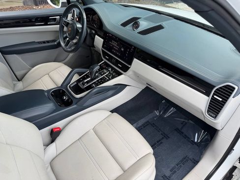 Used 2022 Porsche Cayenne AWD/4WD image 33