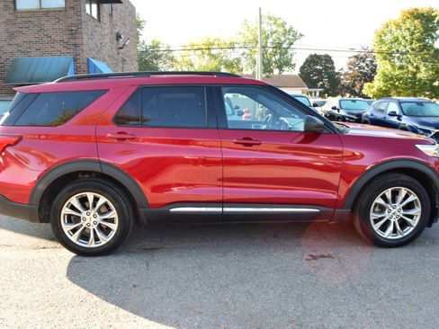 Used 2020 Ford Explorer XLT w/ Equipment Group 202A image 4