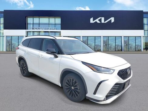 Used 2023 Toyota Highlander XSE AWD/4WD image 2