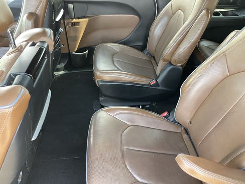 Used 2020 Chrysler Pacifica Limited w/ Advanced Safetytec Group FWD image 16