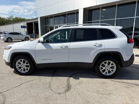 Used 2017 Jeep Cherokee Latitude w/ Comfort/Convenience Group AWD/4WD image 4