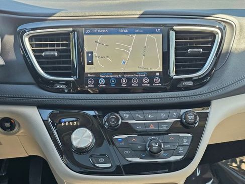 Used 2020 Chrysler Pacifica Limited w/ Tire & Wheel Group FWD image 39
