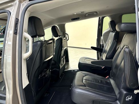 Used 2018 Chrysler Pacifica Touring-L Plus image 35