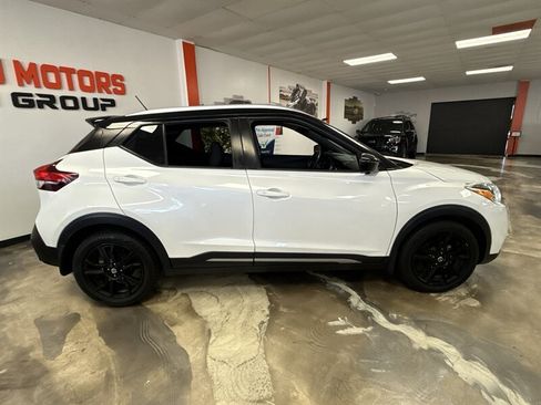 Used 2020 Nissan Kicks SR FWD image 3