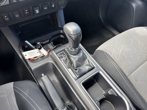 Used 2022 Toyota Tacoma TRD Off-Road w/ Technology Package AWD/4WD image 15