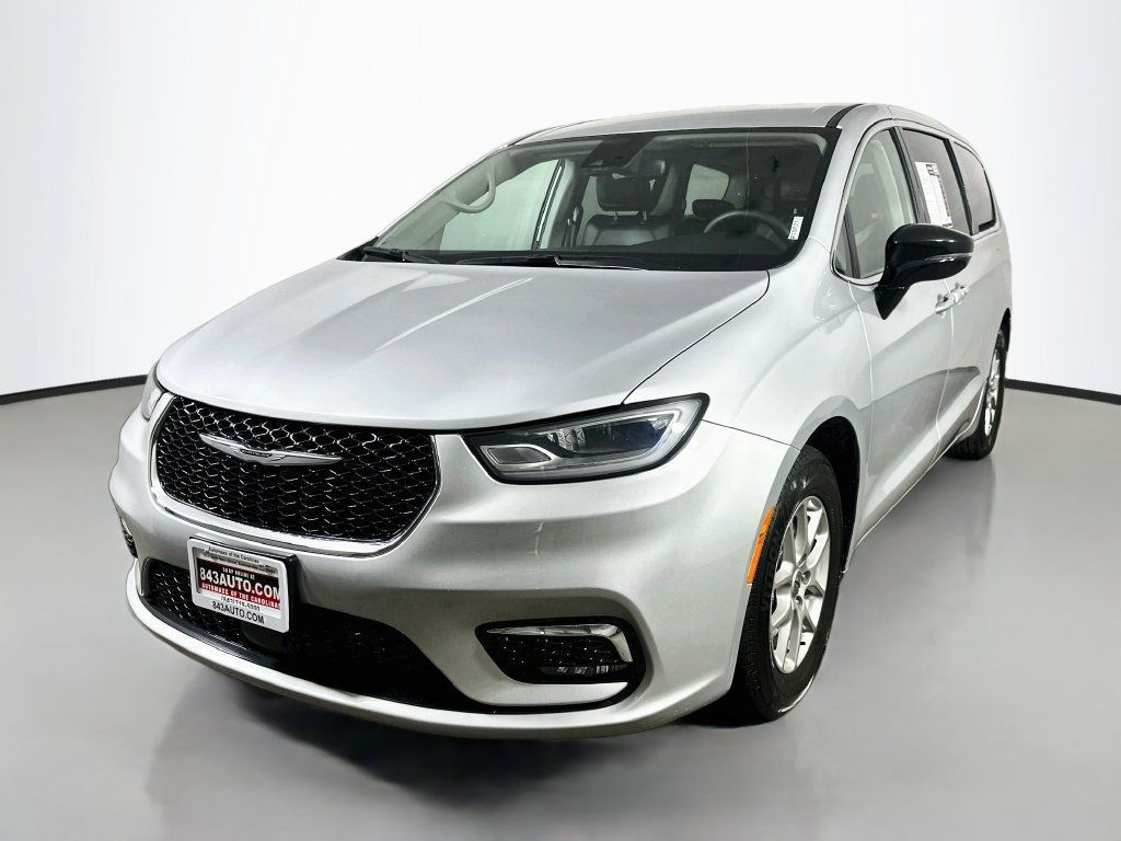 Used 2024 Chrysler Pacifica Touring-L FWD image 3